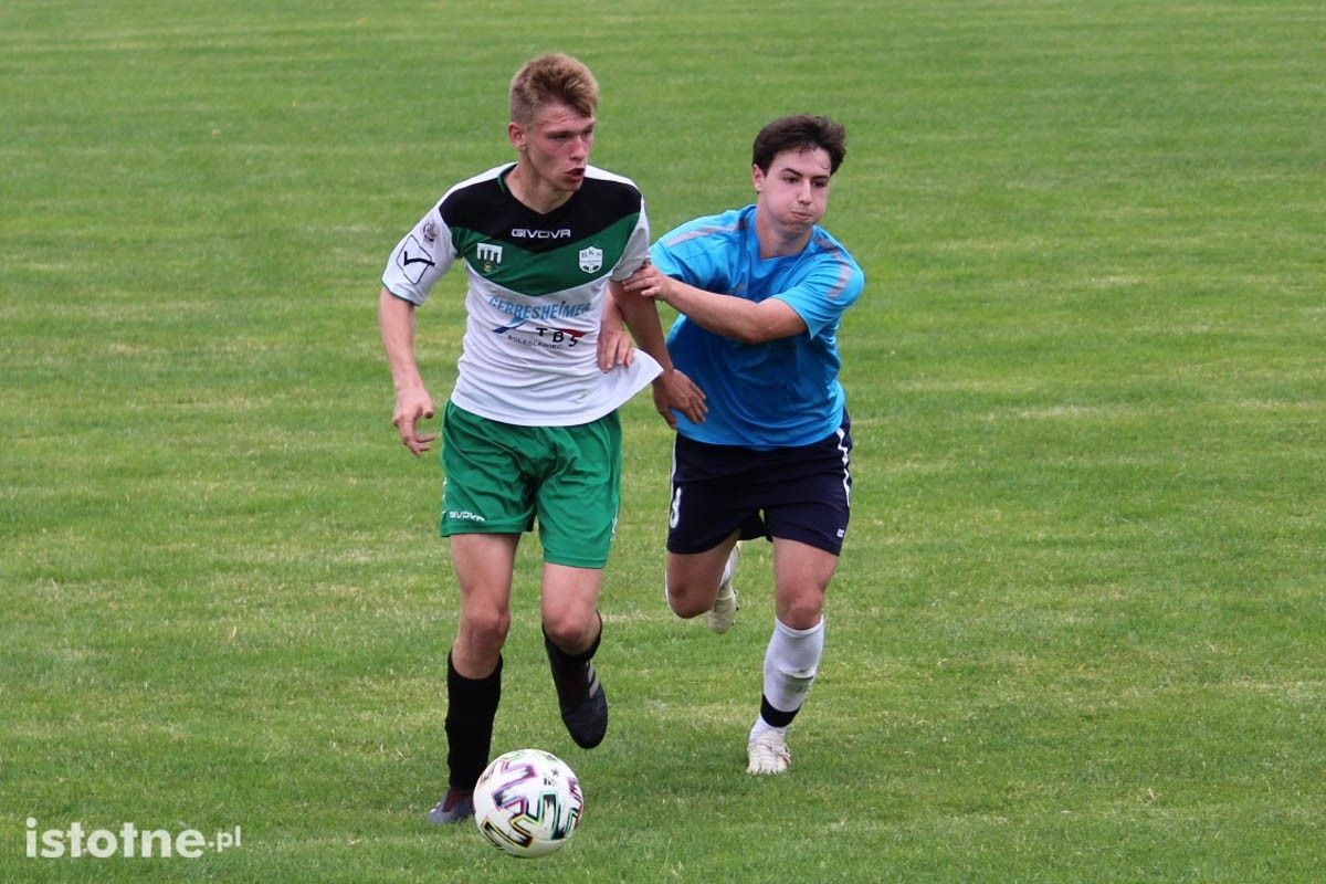 Dwa gole w sparingowych derbach powiatu w Nowogrodźcu