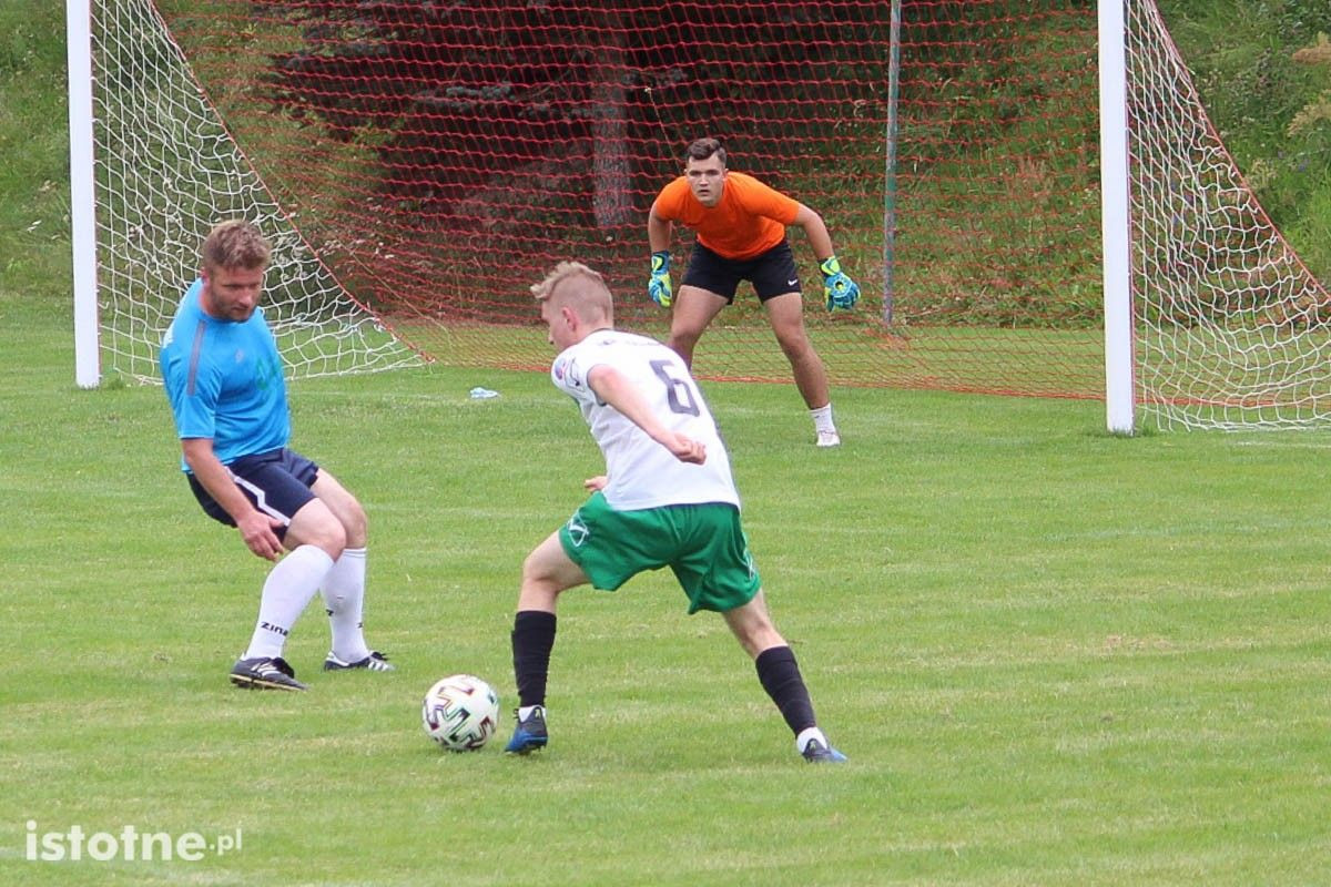 Dwa gole w sparingowych derbach powiatu w Nowogrodźcu