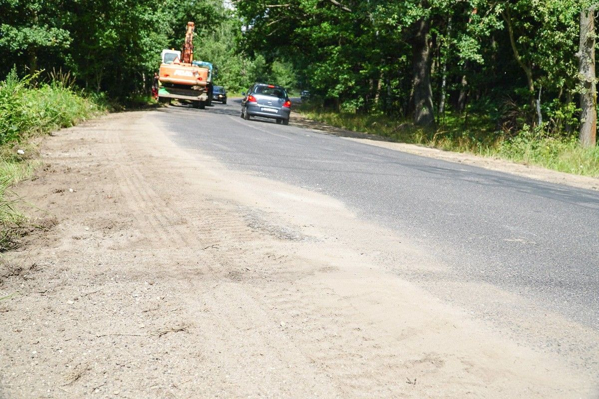 Prace przy przebudowie drogi z Bolesławca do Starych Jaroszowic (gmina Bolesławiec, powiat bolesławiecki)