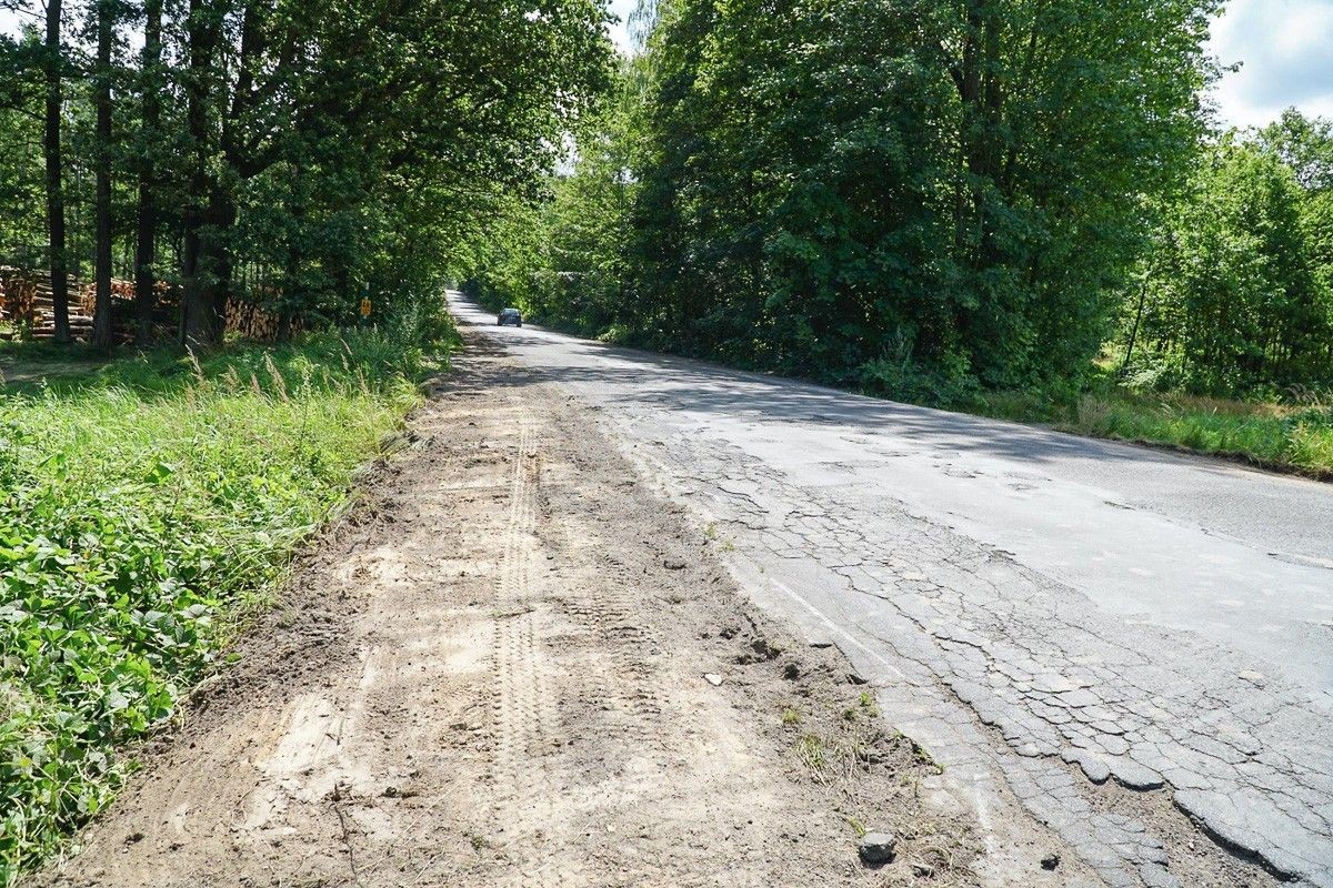 Prace przy przebudowie drogi z Bolesławca do Starych Jaroszowic (gmina Bolesławiec, powiat bolesławiecki)