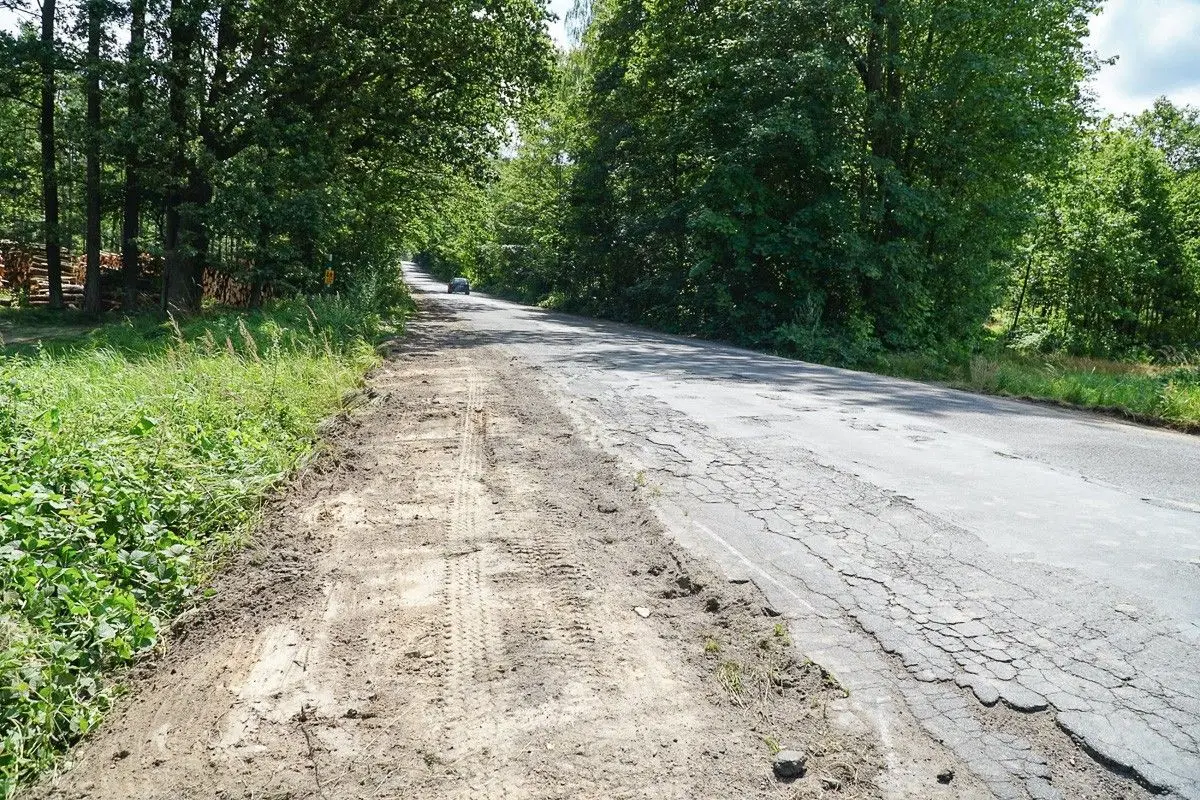 Prace przy przebudowie drogi z Bolesławca do Starych Jaroszowic (gmina Bolesławiec, powiat bolesławiecki)