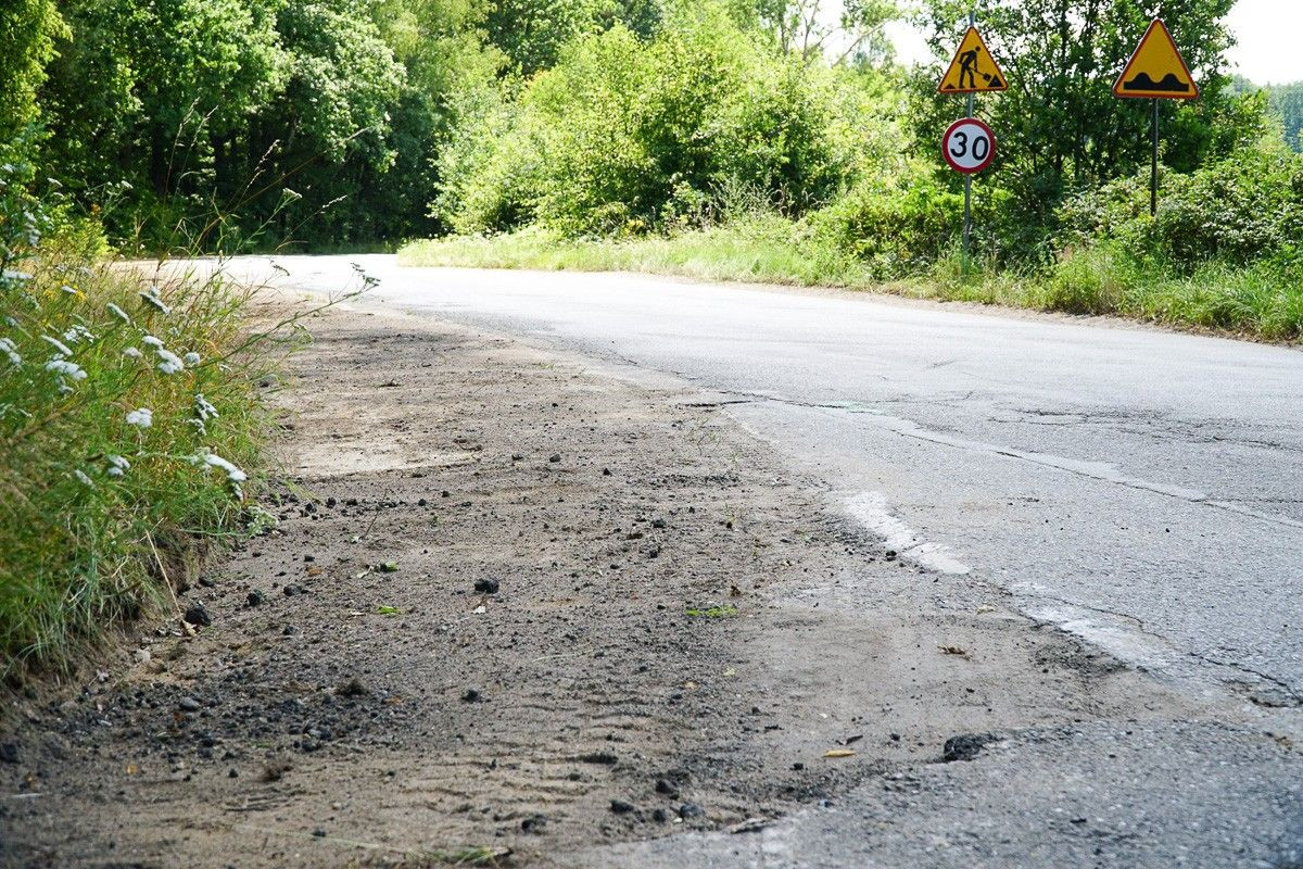 Prace przy przebudowie drogi z Bolesławca do Starych Jaroszowic (gmina Bolesławiec, powiat bolesławiecki)