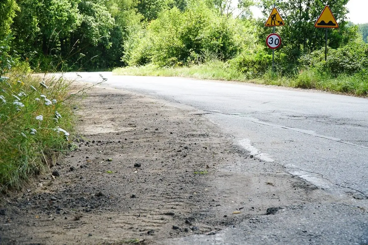 Prace przy przebudowie drogi z Bolesławca do Starych Jaroszowic (gmina Bolesławiec, powiat bolesławiecki)