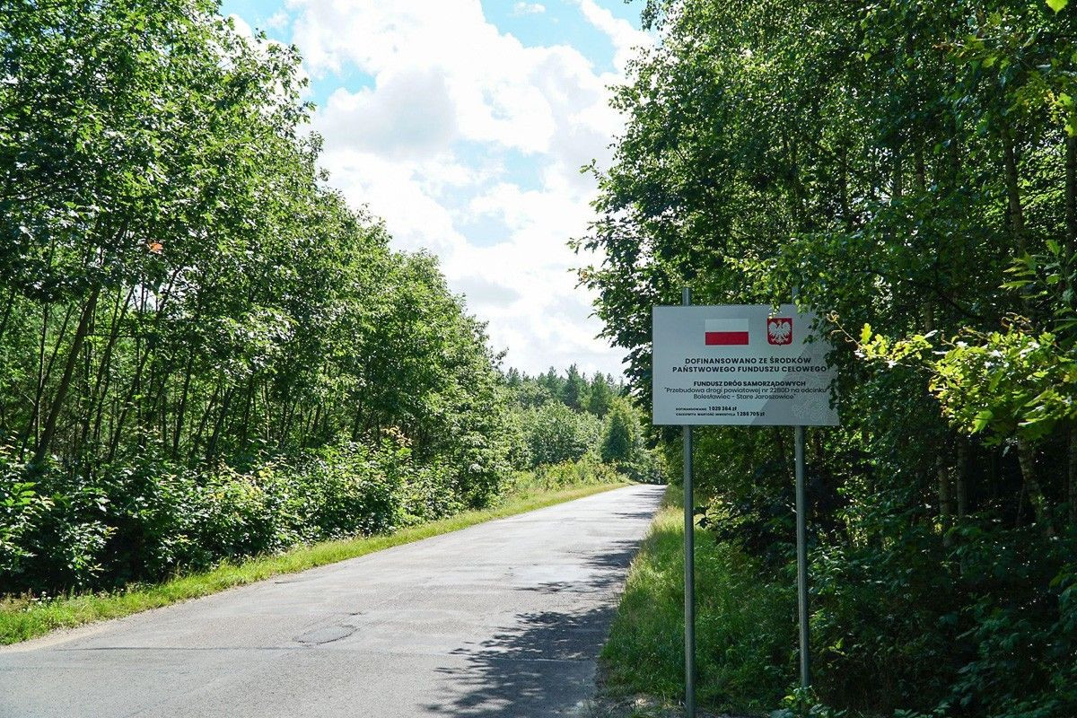 Prace przy przebudowie drogi z Bolesławca do Starych Jaroszowic (gmina Bolesławiec, powiat bolesławiecki)