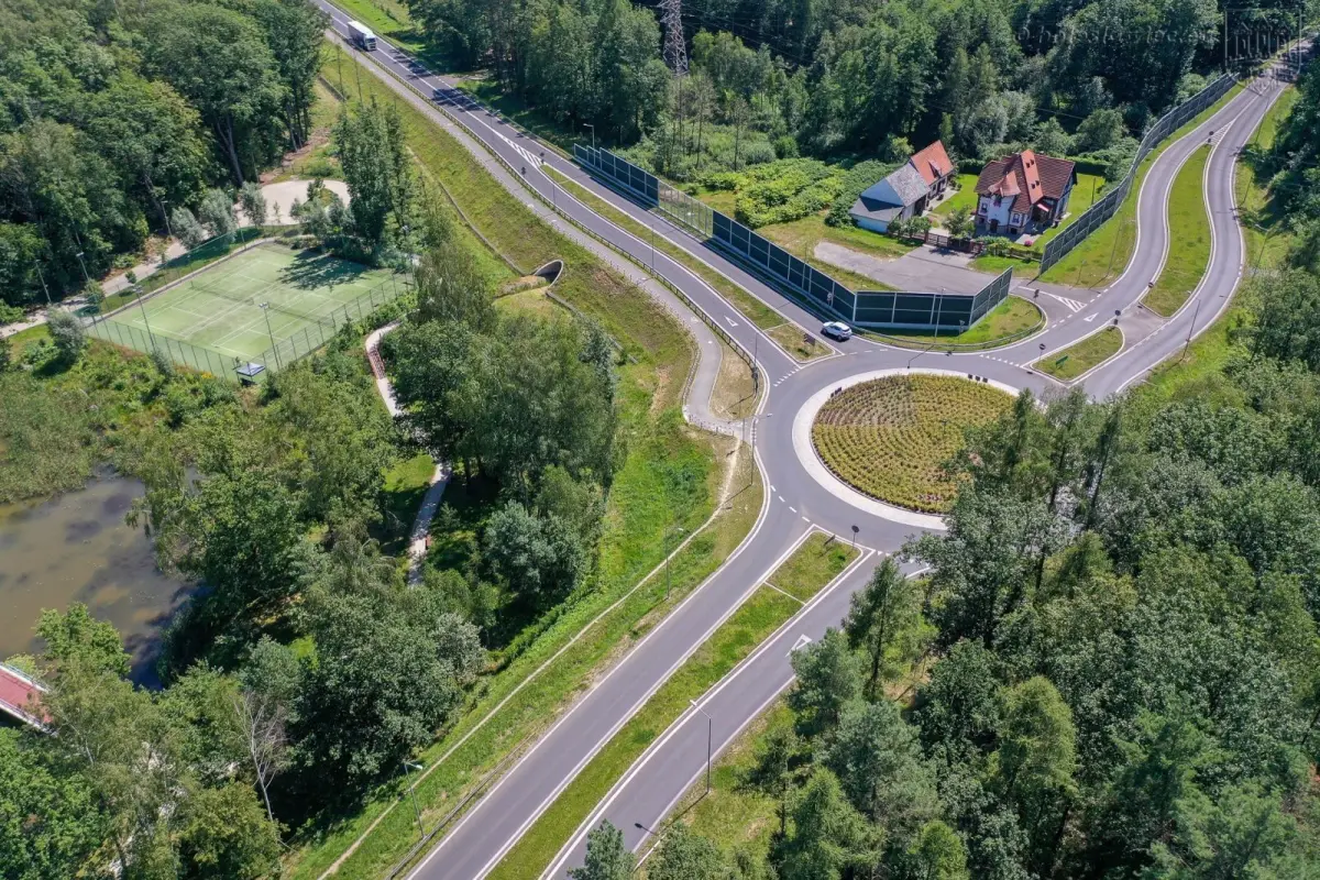 Teren przy Leśnym Potoku, skrzyżowanie ul. Jeleniogórskiej w Bolesławcu z DW 297