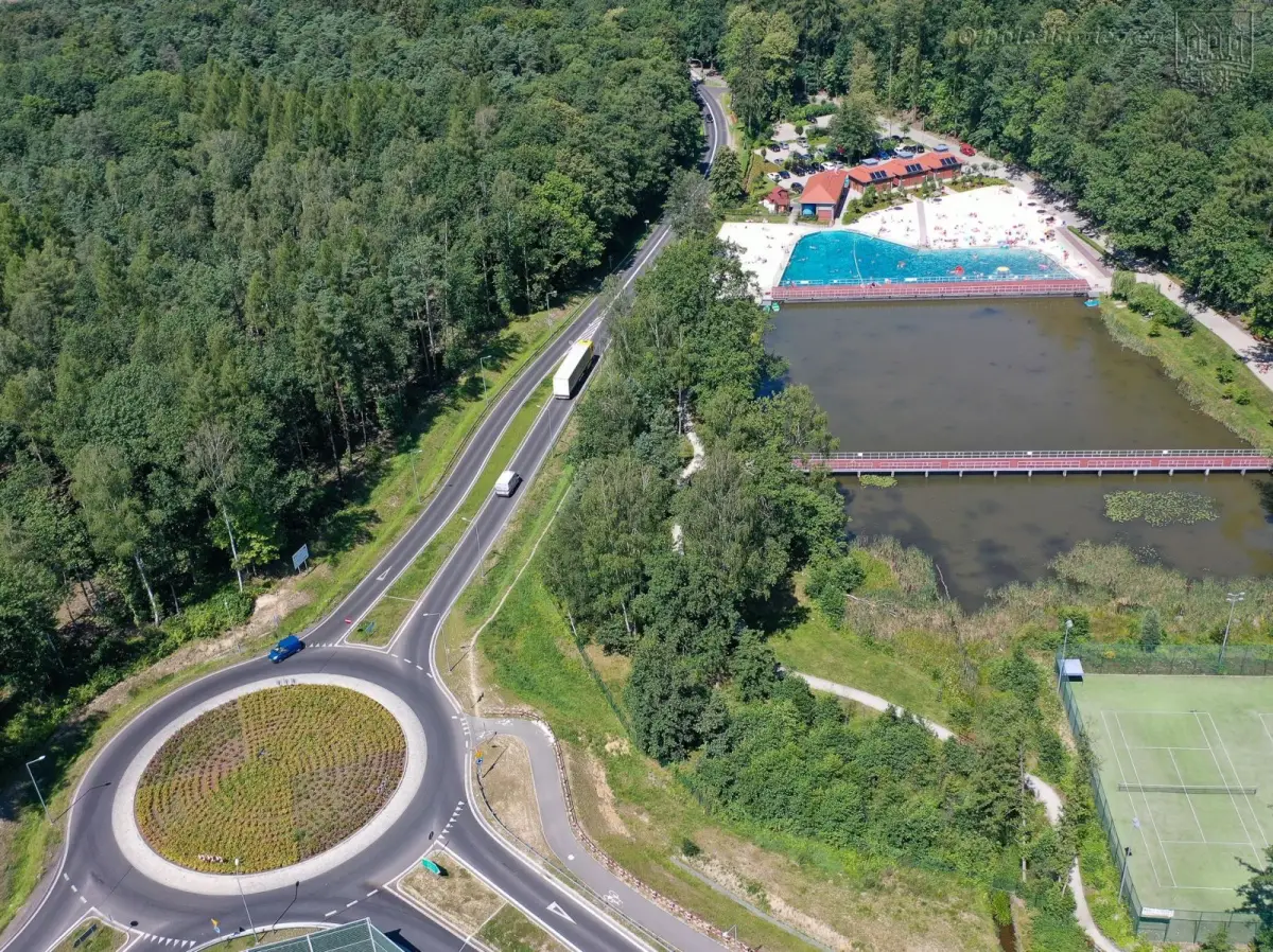 Teren przy Leśnym Potoku, skrzyżowanie ul. Jeleniogórskiej w Bolesławcu z DW 297