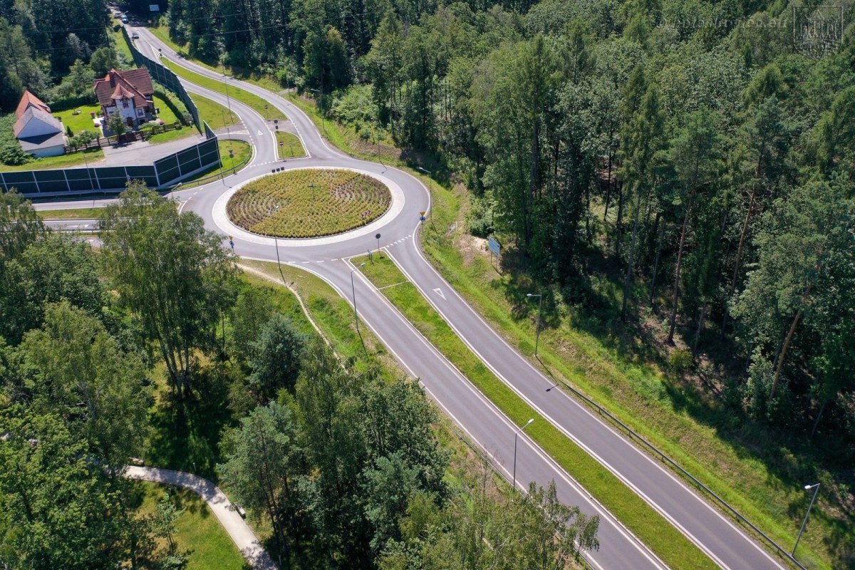 Teren przy Leśnym Potoku, skrzyżowanie ul. Jeleniogórskiej w Bolesławcu z DW 297