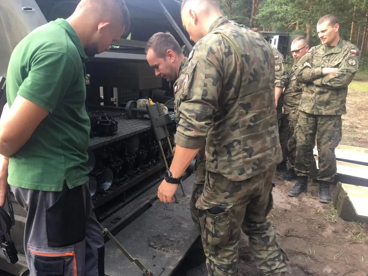 Artylerzyści po pierwszym strzelaniu z samobieżnych haubic Krab