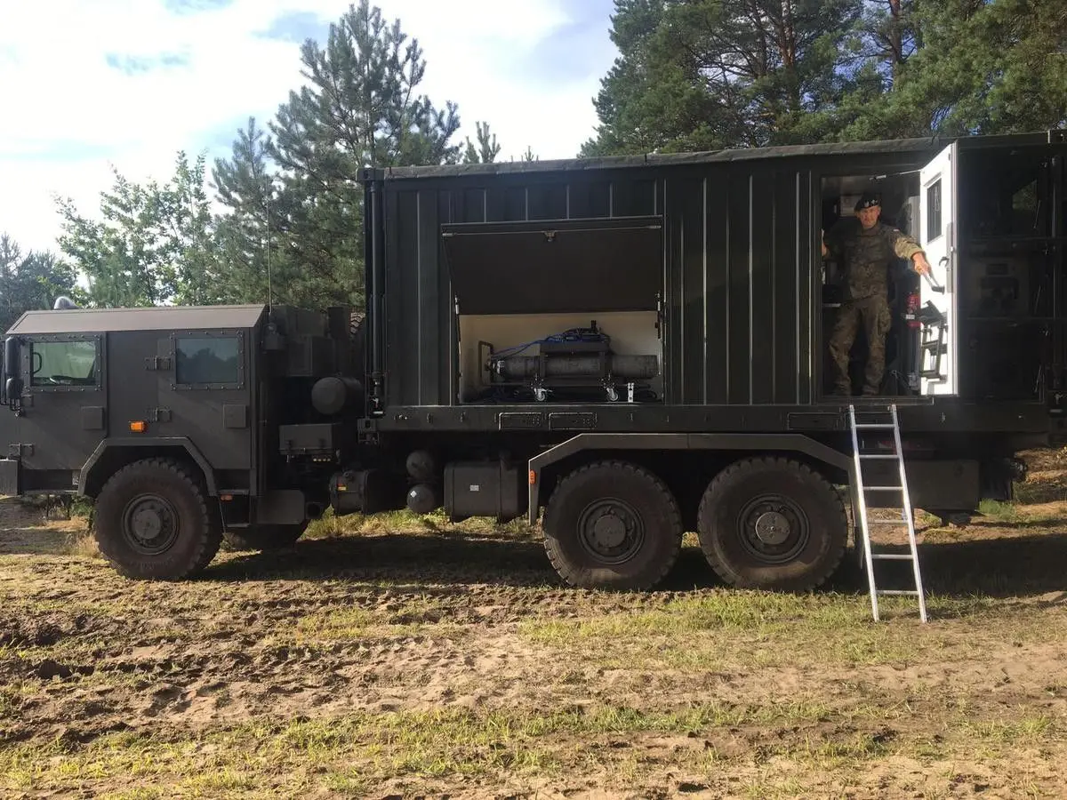 Artylerzyści po pierwszym strzelaniu z samobieżnych haubic Krab