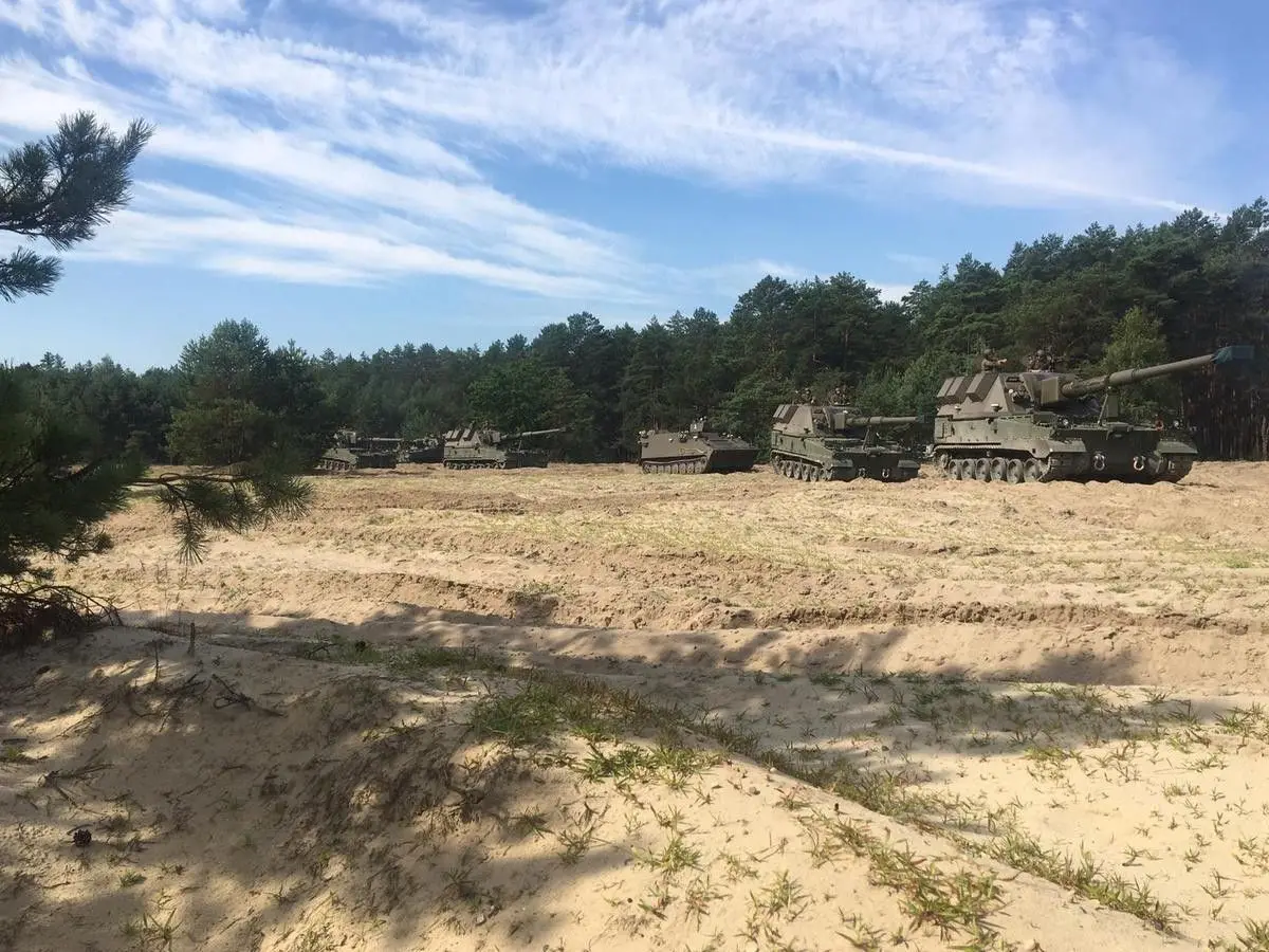 Artylerzyści po pierwszym strzelaniu z samobieżnych haubic Krab