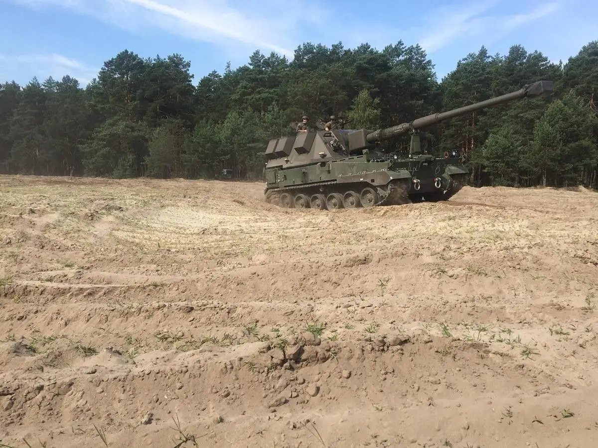 Artylerzyści po pierwszym strzelaniu z samobieżnych haubic Krab