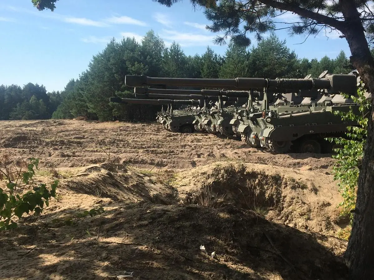 Artylerzyści po pierwszym strzelaniu z samobieżnych haubic Krab