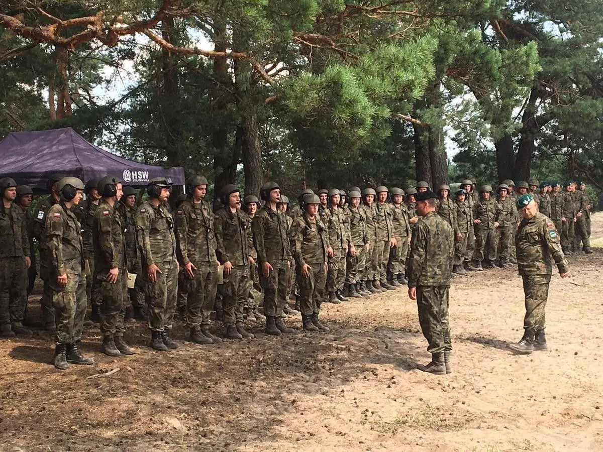 Artylerzyści po pierwszym strzelaniu z samobieżnych haubic Krab