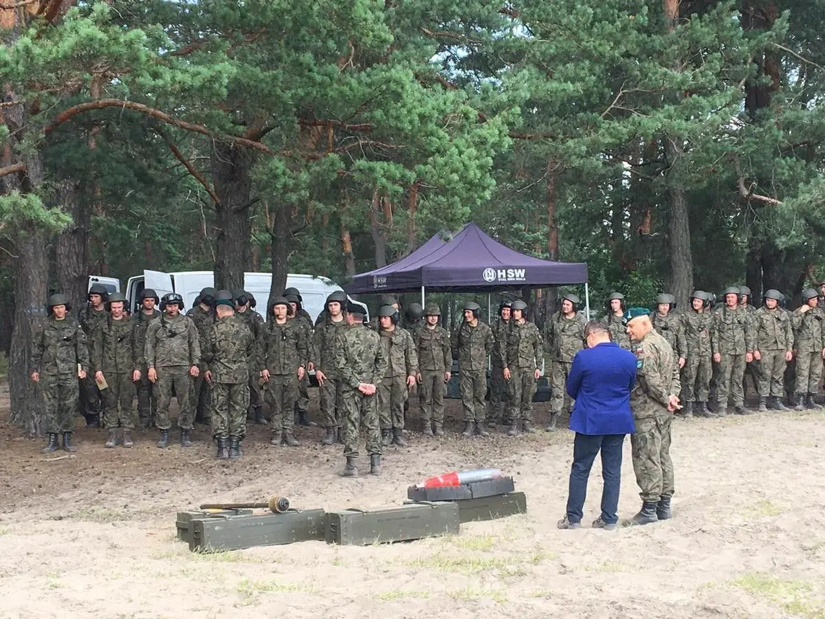 Artylerzyści po pierwszym strzelaniu z samobieżnych haubic Krab
