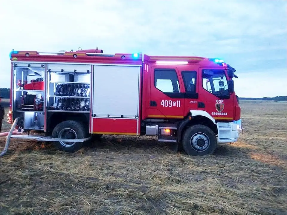 Pożar kombajnu i pola w miejscowości Stary Łom