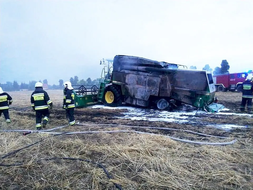Pożar kombajnu i pola w miejscowości Stary Łom