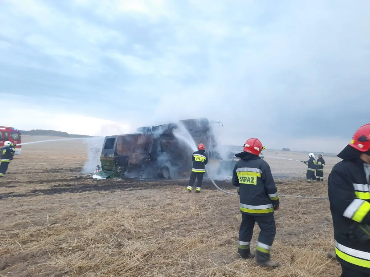 Pożar kombajnu i pola w Stary Łomie