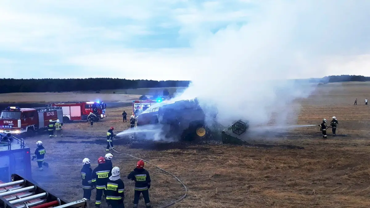 Pożar kombajnu i pola w Stary Łomie