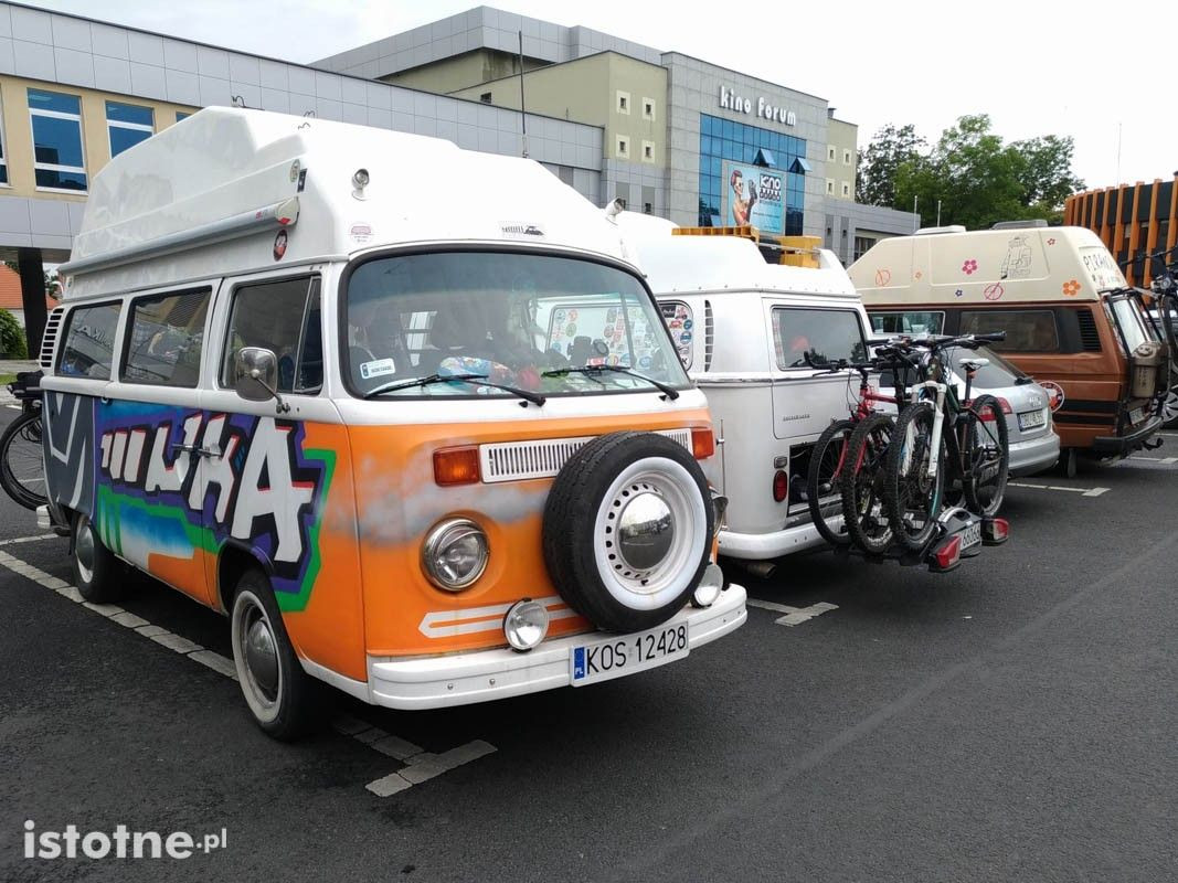Klasyki na parkingu miasta cermiki