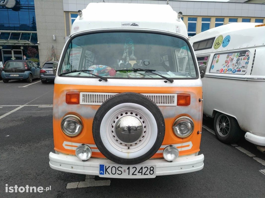 Klasyki na parkingu miasta cermiki