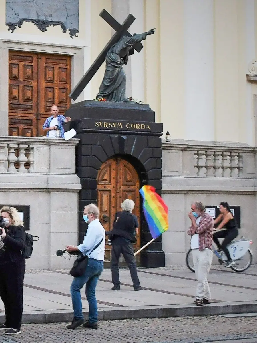 Ksiądz Damian Konieczny zrzuca z kilku metrów tęczową flagę, która była na cokole pomnika Chrystusa. Flaga o mało nie uderzyła przejeżdżającej rowerzystki.