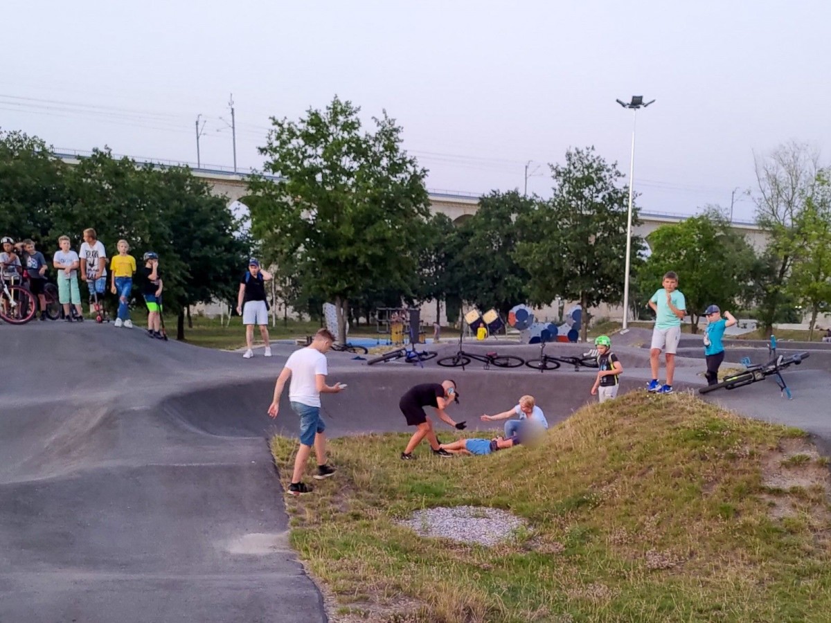 Wypadek na skateparku, nastolatek zabrany do szpitala