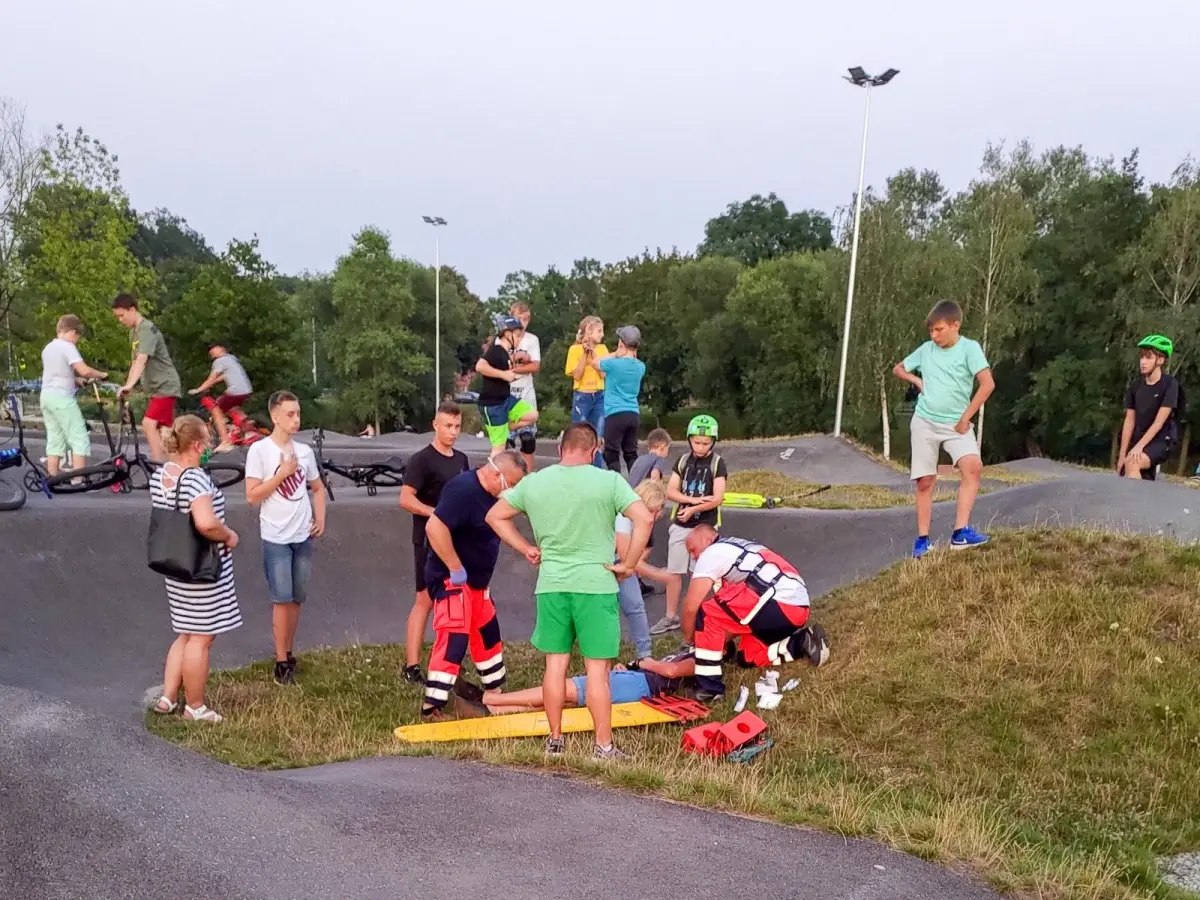 Wypadek na skateparku, nastolatek zabrany do szpitala