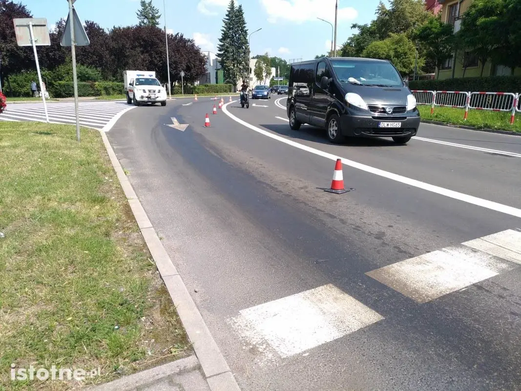 Tłusta plama na drogach w centrum Bolesławca