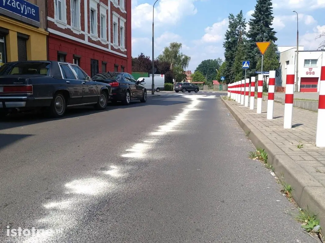 Tłusta plama na drogach w centrum Bolesławca