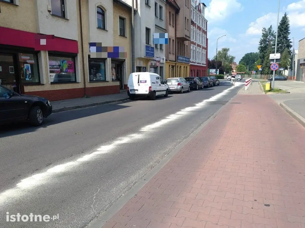 Tłusta plama na drogach w centrum Bolesławca