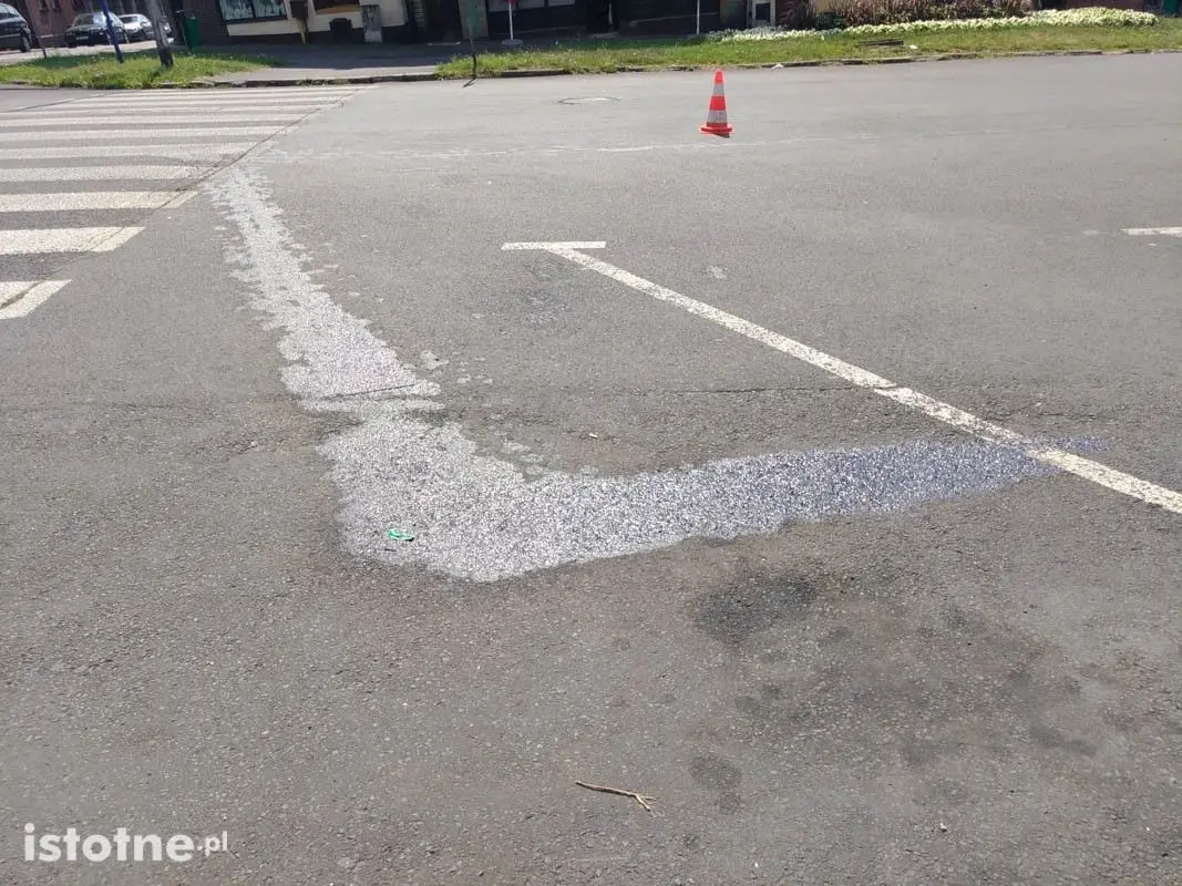 Tłusta plama na drogach w centrum Bolesławca