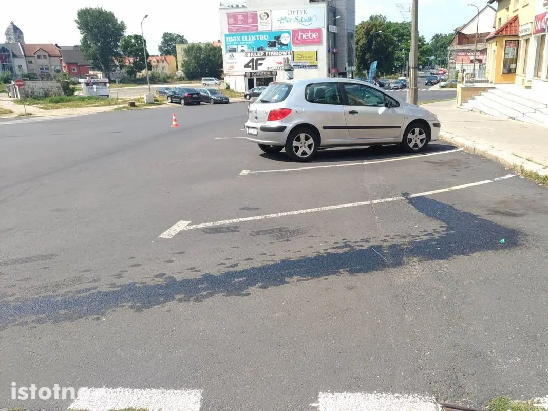 Tłusta plama na drogach w centrum Bolesławca