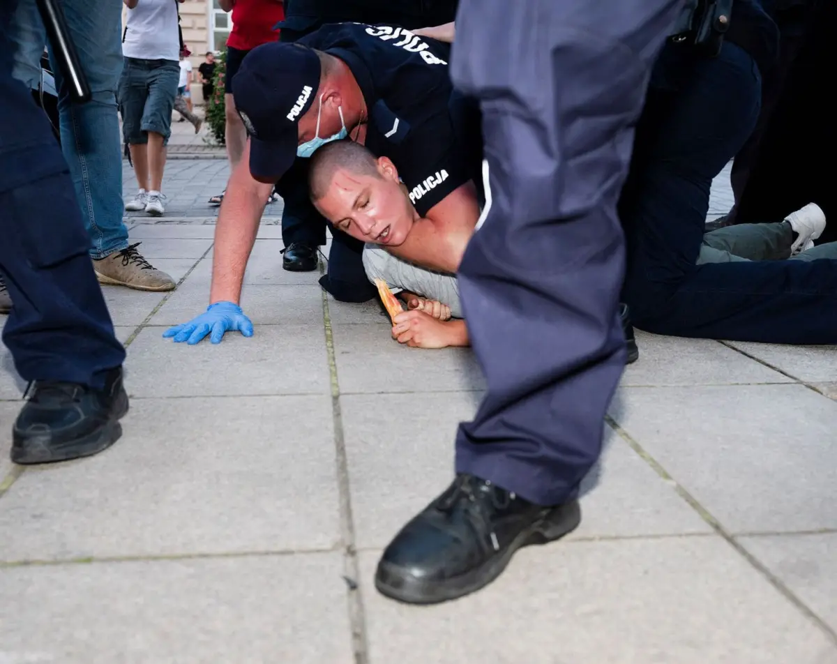 Policjanci podduszają kobietę, która była na demonstracji w sprawie aresztowania aktywistki LGBT