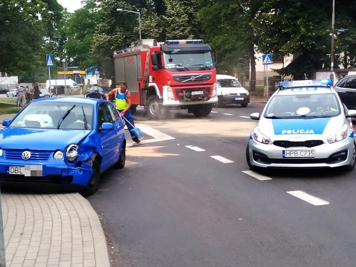 Kolizja dwóch aut na skrzyżowaniu Chrobrego z Polną