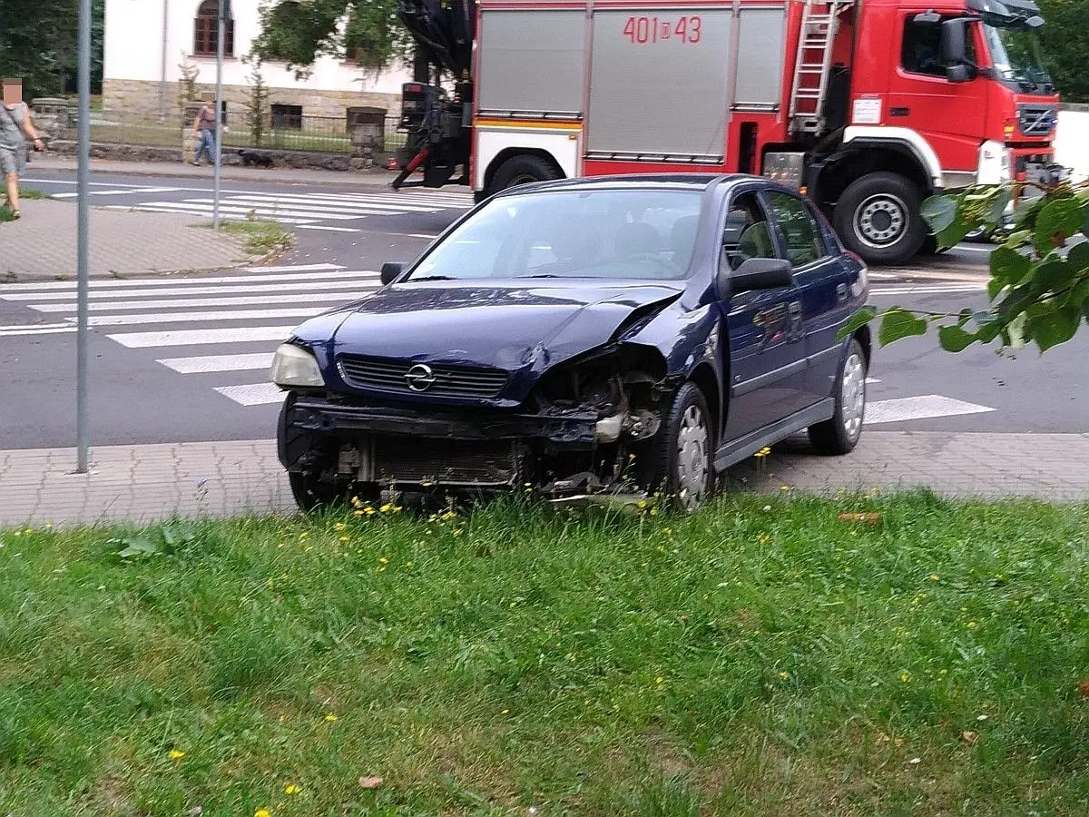 Kolizja dwóch aut na skrzyżowaniu Chrobrego z Polną