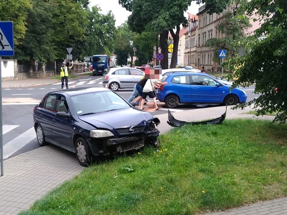 Kolizja dwóch aut na skrzyżowaniu Chrobrego z Polną