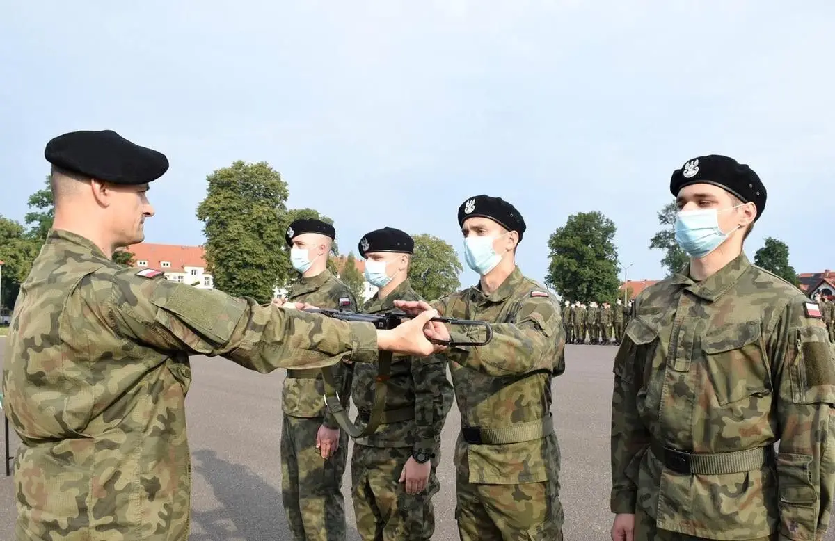 Понад 200 студентів-добровольців проходять підготовку у військовій частині в Болеславці