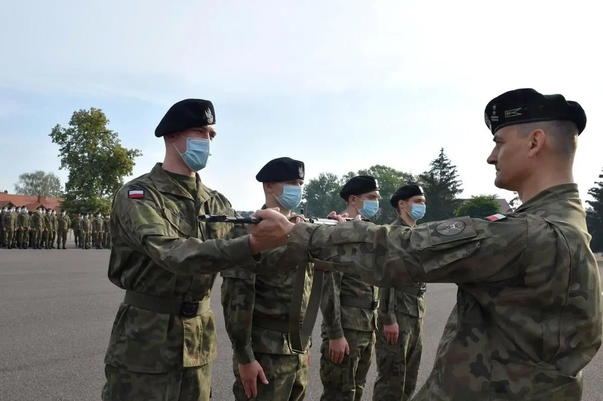 Понад 200 студентів-добровольців проходять підготовку у військовій частині в Болеславці