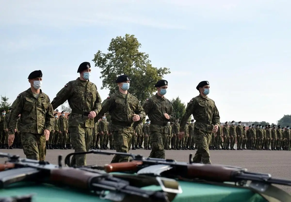 Понад 200 студентів-добровольців проходять підготовку у військовій частині в Болеславці