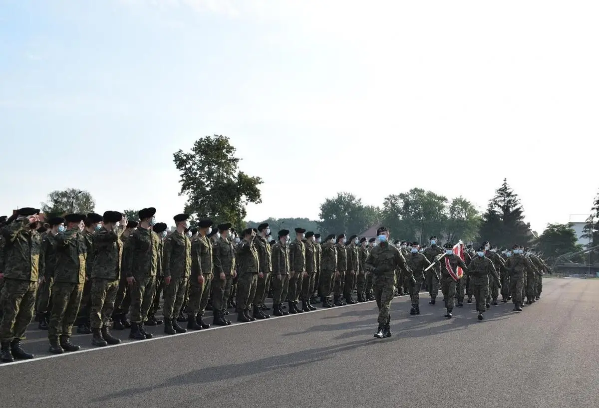 Понад 200 студентів-добровольців проходять підготовку у військовій частині в Болеславці