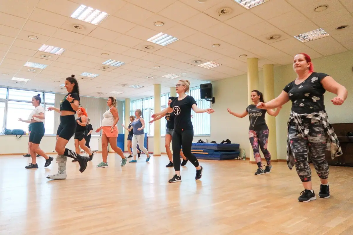 Zespół wokalny i zespół ZUMBA podczas ćwiczeń