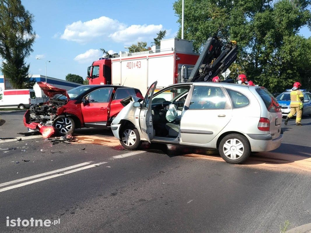 Wypadek na skrzyżowaniu niedaleko wiaduktu