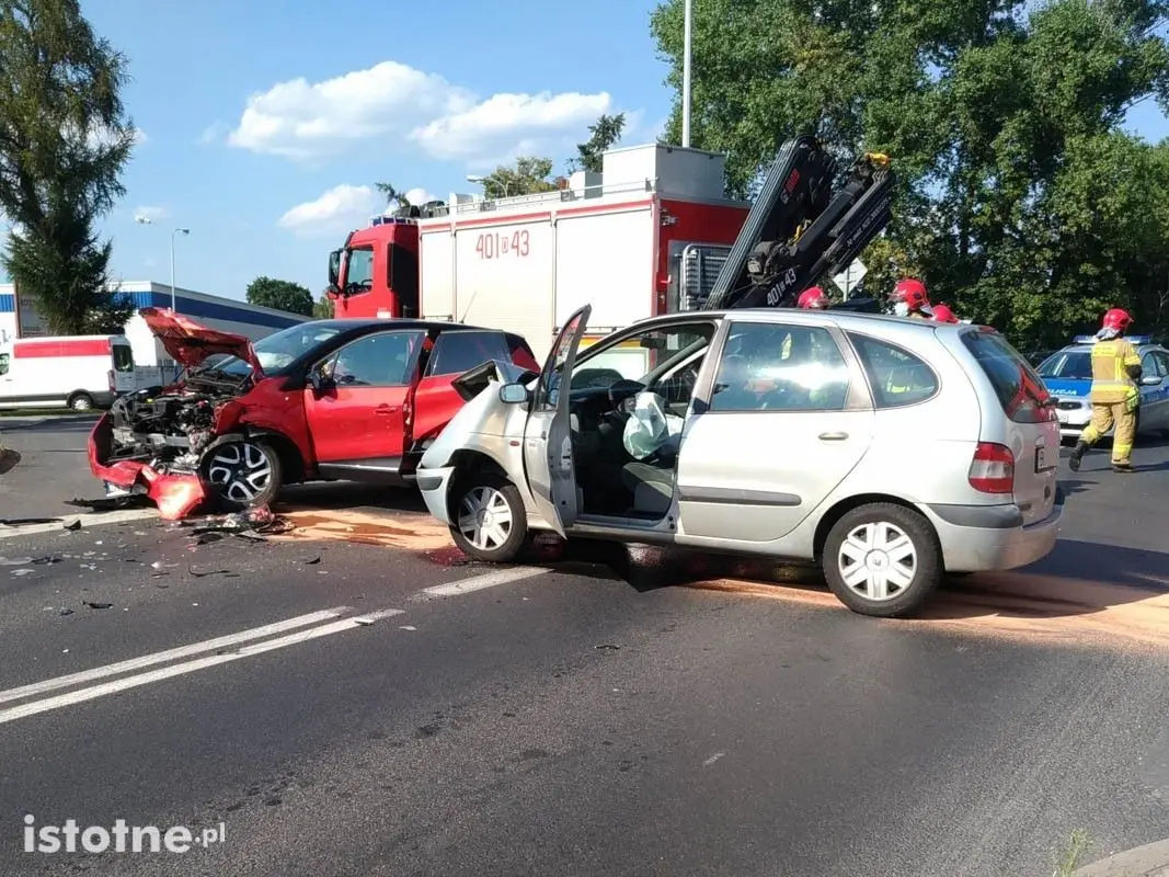 Wypadek na skrzyżowaniu niedaleko wiaduktu