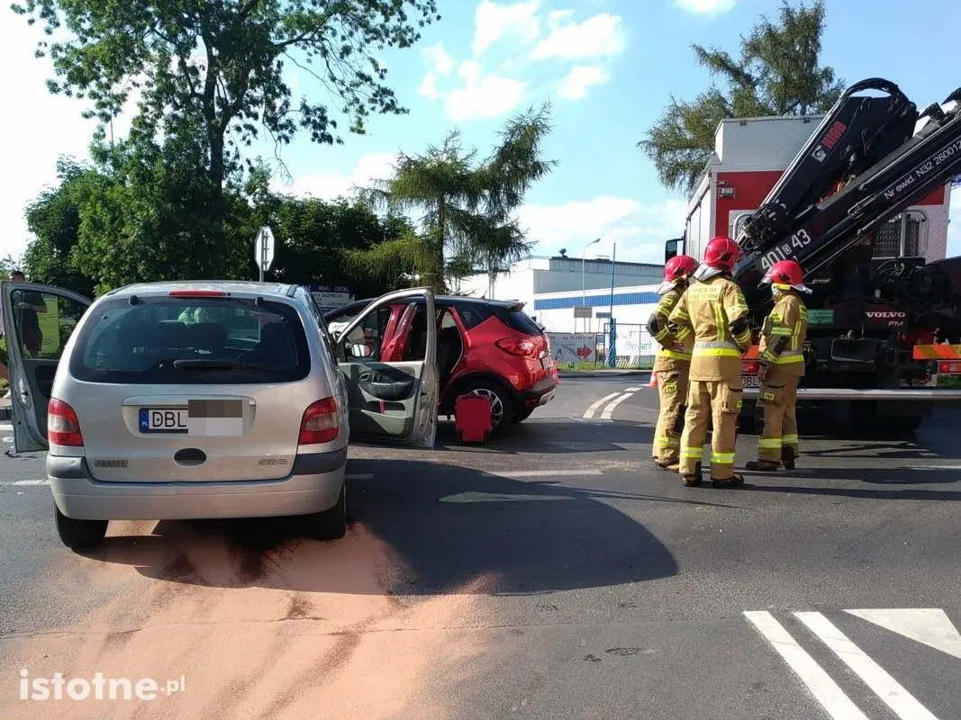 Wypadek na skrzyżowaniu niedaleko wiaduktu