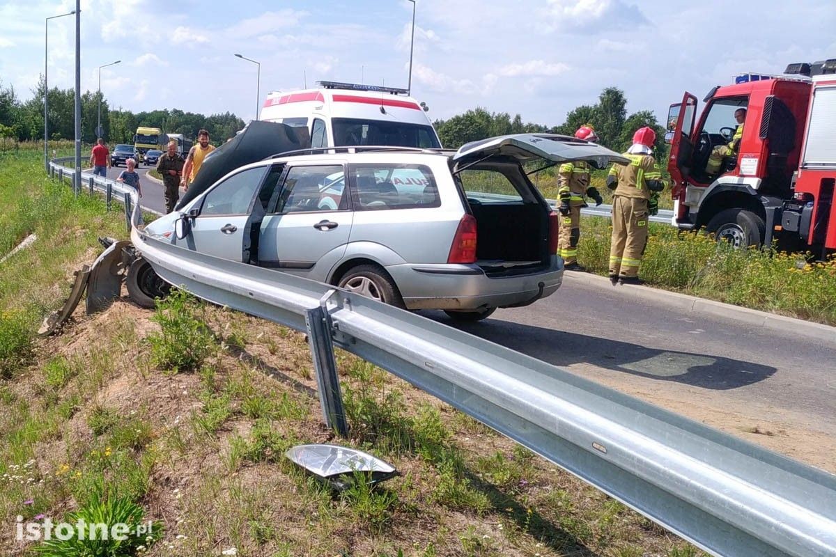 Ford uderzył w barierki przy rondzie im. Witosa