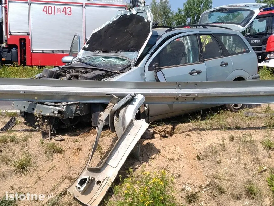 Ford uderzył w barierki przy rondzie im. Witosa
