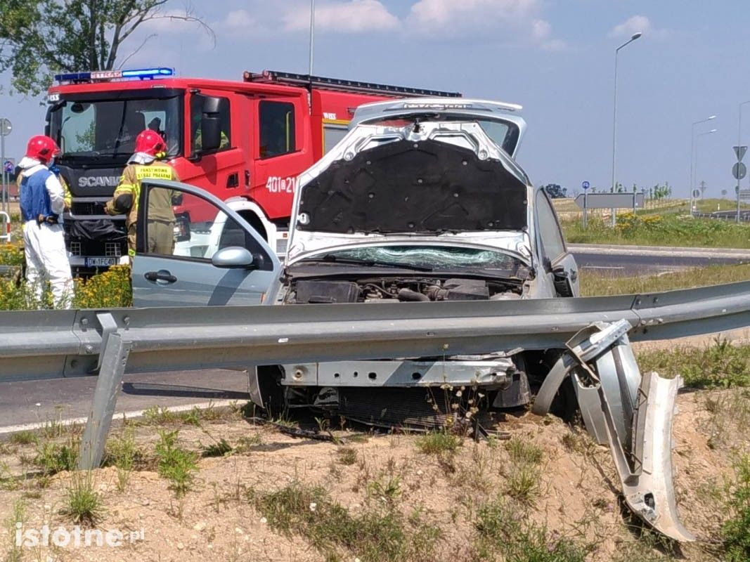 Ford uderzył w barierki przy rondzie im. Witosa