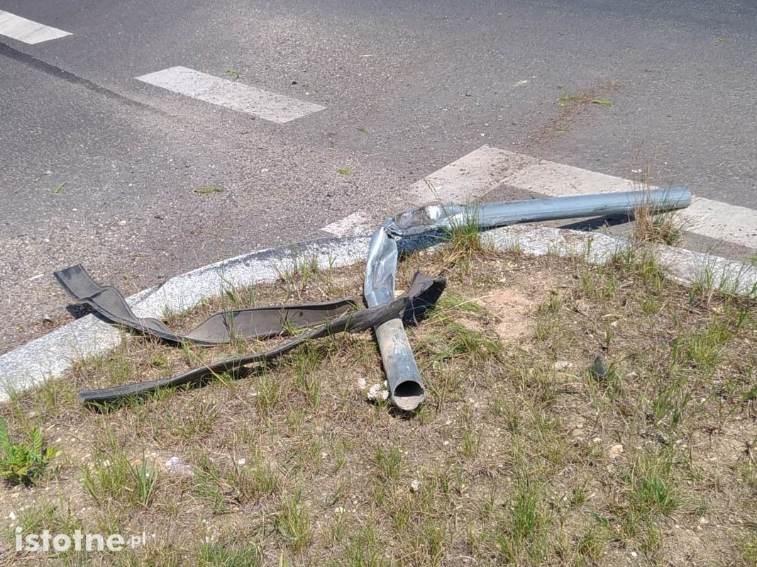 Ford uderzył w barierki przy rondzie im. Witosa