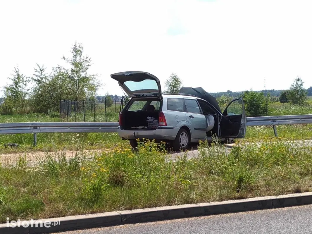 Ford uderzył w barierki przy rondzie im. Witosa
