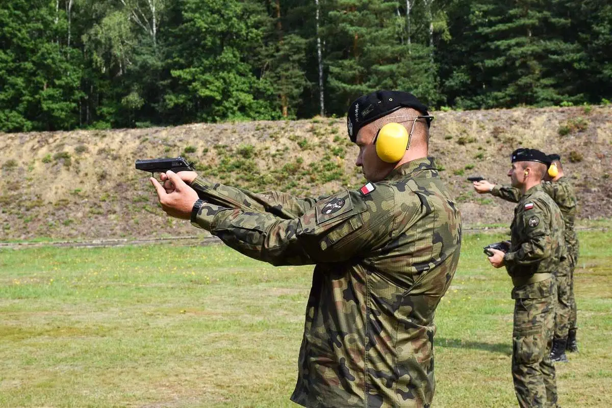 Święto Wojska Polskiego w 23 Pułku Artylerii w Bolesławcu